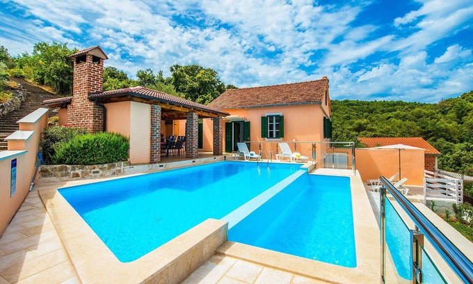 Komoseva House | Stunning private villa for 6 people with WIFI, private pool, A/C, TV, terrace and parking