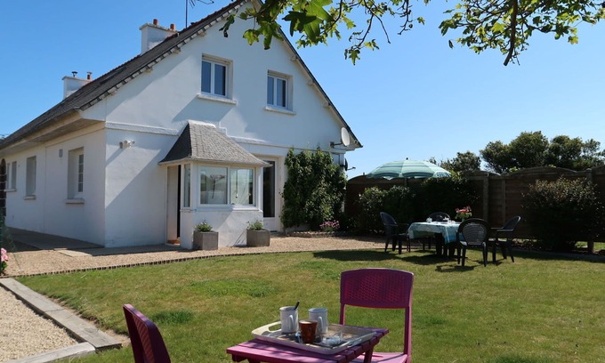 Pleubian House | Stunning private villa for 4 guests with WIFI, TV, pets allowed and parking
