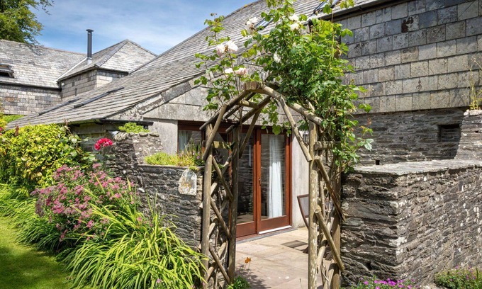 Fivelanes House | Stunning private villa for 5 guests with WIFI, hot tub, patio and pets allowed