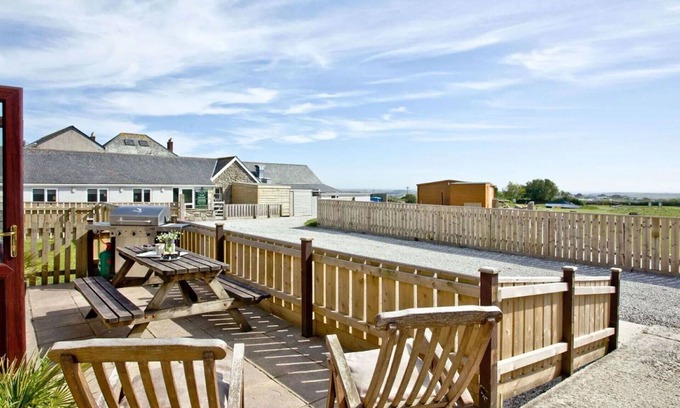 Helford Passage House | Stunning private villa for 8 guests with WIFI, hot tub, TV, patio and pets allowed