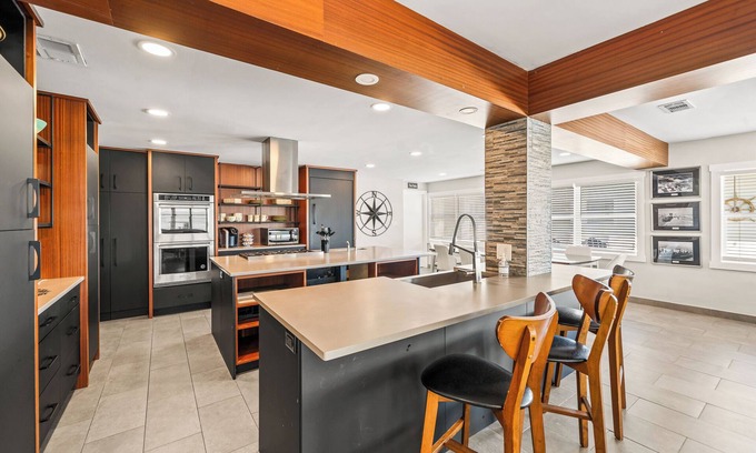 Orlando Beach Condo | Stunning Riverfront Views! W/Private beach access & Perfect Setting for Events π