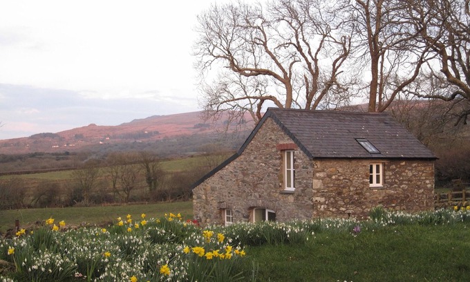 Dinas Cross Cottage | Stunning sea and mountain views near Cwm yr Eglws. Perfect for a winter break