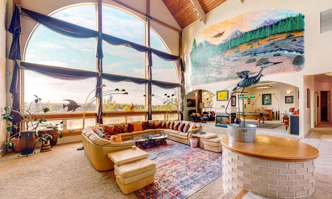 Florence House | Stunning Spacious Riverfront House with Private Sauna