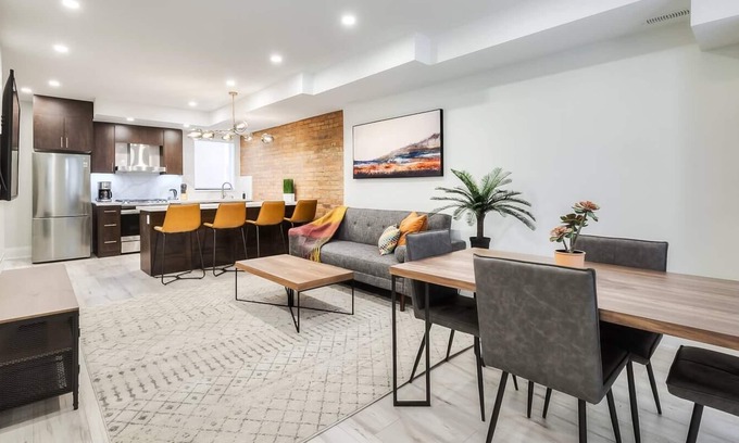 Cabbagetown South Apartment | Stunning Split-level 2BR Loft near Dundas Sq
