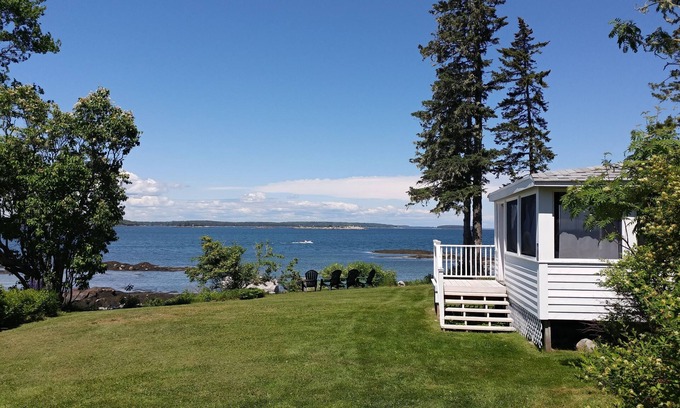 Spruce Head Cottage | Stunning Views on Ocean's Edge. Pebble beach, sunbathing, firepit and grill.