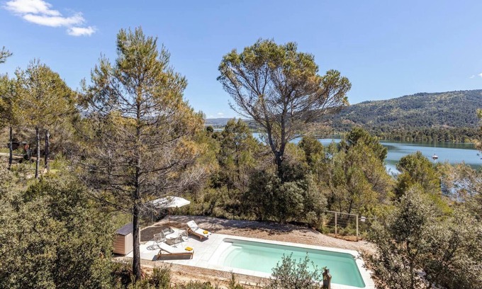 Pareja Ski Chalet | Stunning views and direct access to the damn