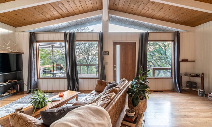 Three Rivers House | STUNNING VIEWS, CRISP IMMACULATE MOUNTAIN TOP HOME WITH HOT TUB