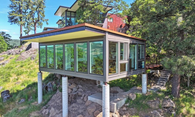 White Salmon House | Stunning views from our modern guest house of Mt Hood, the Gorge, and Hood River