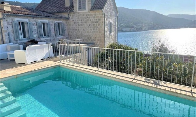 Vis Villa | STUNNING VIEWS, NEAR SEA, SHOPS AND RESTAURANTS, ON THE UNSPOILT ISLAND OF VIS