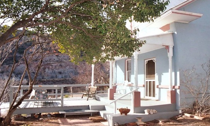Bisbee House | Stunning Views.Steps to Main Street, Family and Pet-friendly, Free Parking