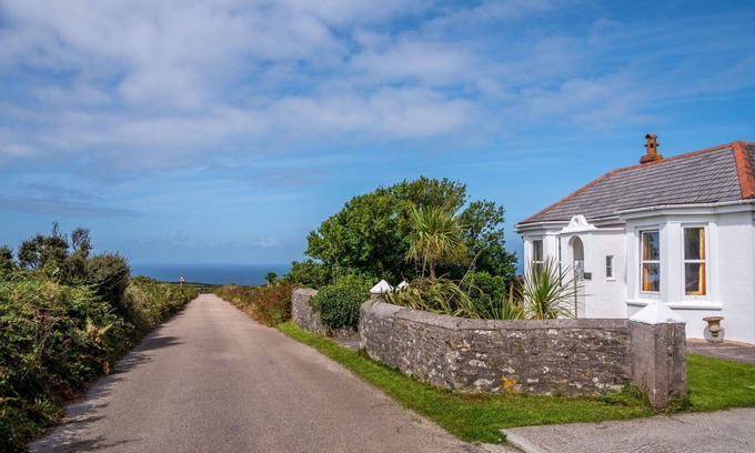 Pendeen House | Stunning villa for 6 guests with WIFI, TV, pets allowed and parking
