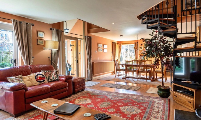Bovey Tracey House | Stunning villa for 4 guests with WIFI and pets allowed