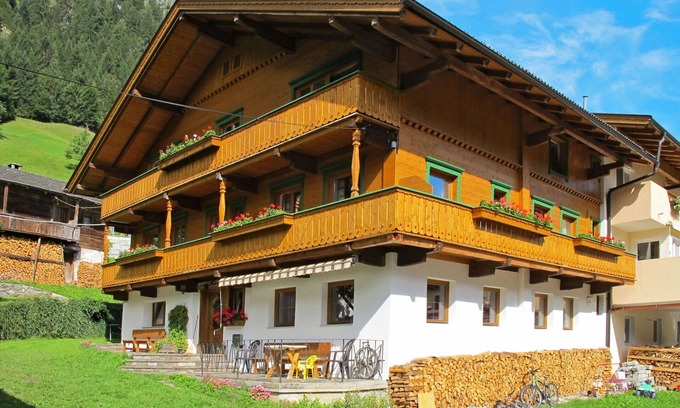 Burgstall Villa | Stunning villa for 14 people with WIFI, TV and balcony