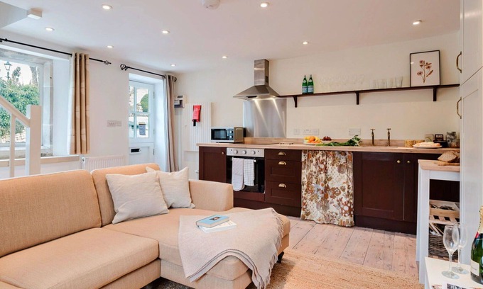 Painswick House | Stunning villa for 2 people with WIFI and pets allowed