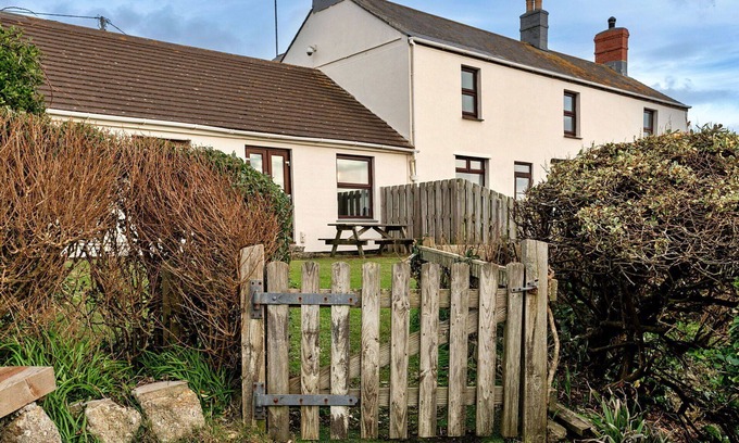 Sennen House | Stunning villa for 6 guests with WIFI and pets allowed