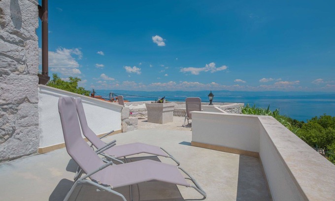 Sveta Jelena House | Stunning villa for 6 guests with WIFI, A/C, TV, terrace, pets allowed and parking
