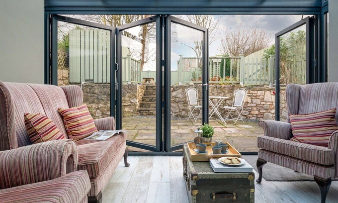 Caerwys House | Stunning villa for 6 people with WIFI, TV, pets allowed and parking