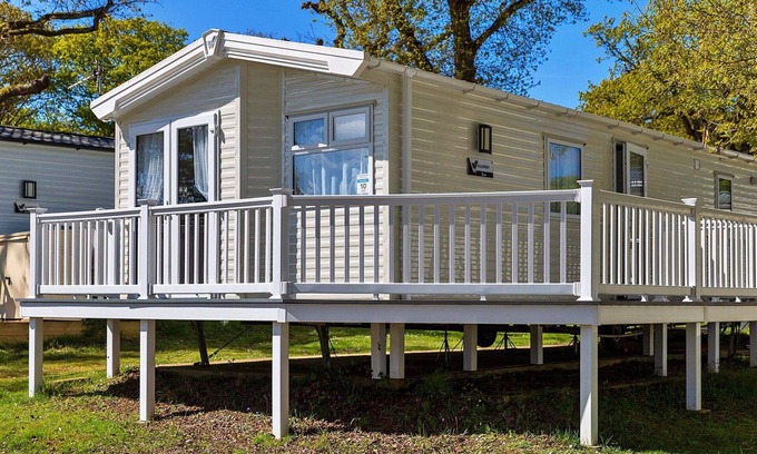 Cowes House | Stunning villa for 6 people with pool, WIFI, TV and terrace