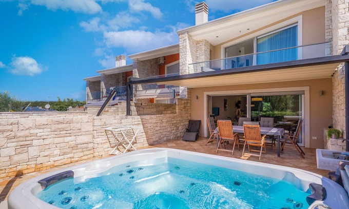 Krizine House | Stunning villa for 6 people with WIFI, private pool, A/C, TV, terrace and pets allowed