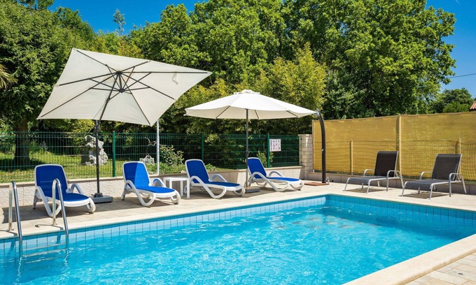 Vinez House | Stunning villa for 8 people with WIFI, private pool, A/C, TV and terrace