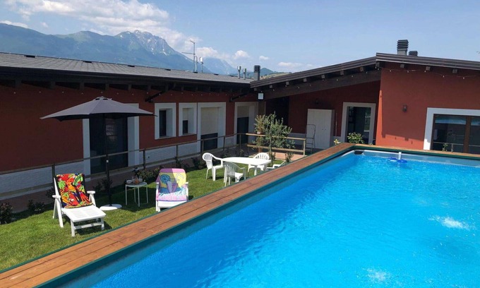 Penne House | Stunning villa for 8 people with WIFI, pool, A/C, TV, patio, pets allowed and parking