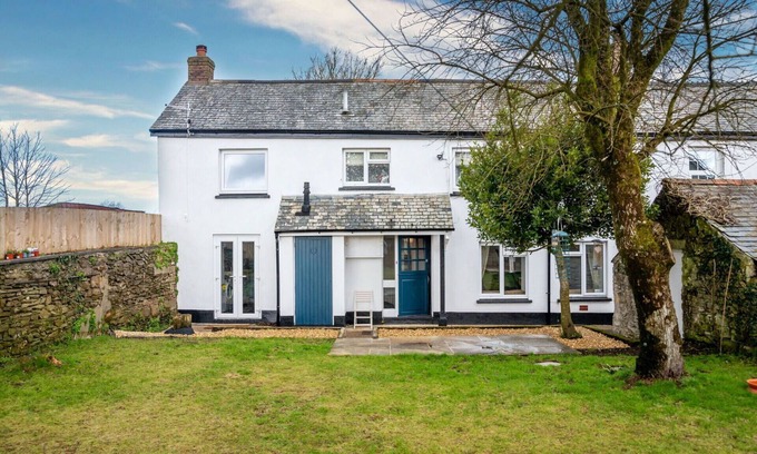 Stoke Rivers House | Stunning villa for 5 guests with WIFI, TV and pets allowed