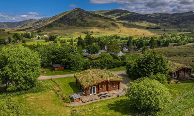 Spittal of Glenshee House | Stunning villa for 4 guests with WIFI, hot tub