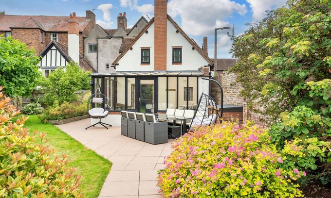 Bridgnorth House | Stunning villa for 8 guests with WIFI, hot tub, terrace and pets allowed