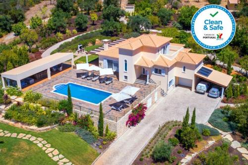 Loule Villa | Stunning villa, heated pool, pool bar, sea views