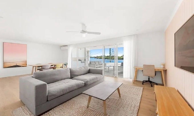 Maroochydore Apartment | Stunning Waterfront 3-br Haven