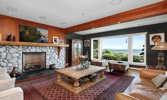 Courtenay House | Stunning waterfront home at Gartley Beach, close to King Fisher resort and Spa.
