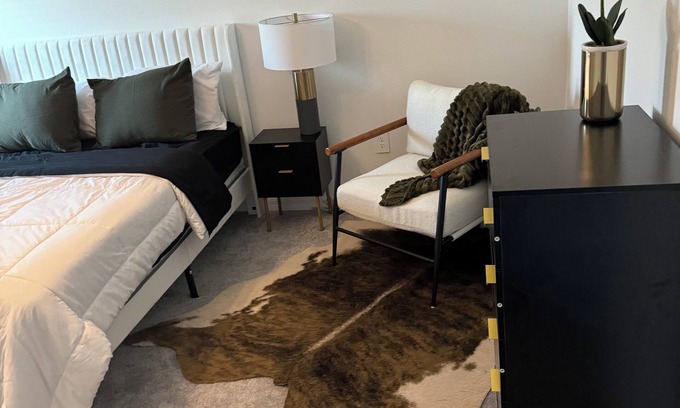 Balm House | Stylish 1 Bedrm Suite + Queen SofaBed Suite! High Speed WiFi!