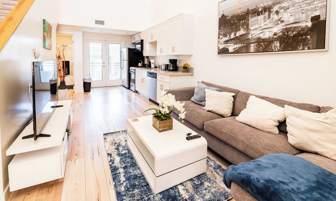 Koreatown Apartment | Stylish 1-Bedroom Lofts in Hollywood With Balcony & Free Gated Parking & WiFi