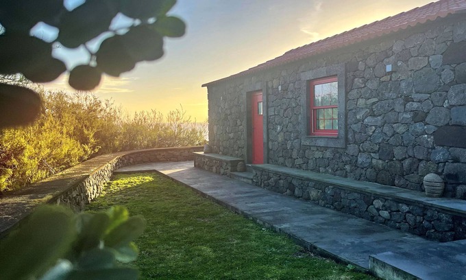 Calheta House | Stylish 1 Bedroom Stone House On Ocean Front - São Jorge, Azores (Bela Lua)