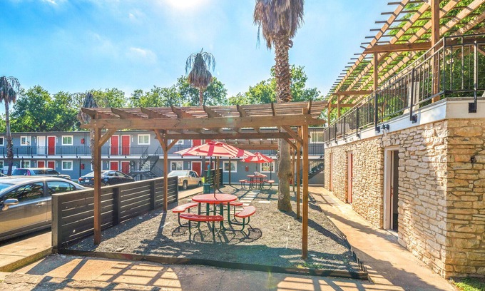 Brentwood Apartment | Stylish 1BR Near UT | Brentwood | Evonify 3340