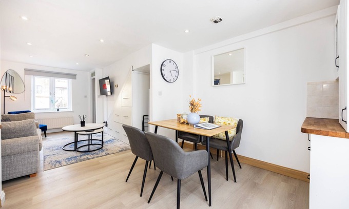 Cubitt Town House | Stylish 2-Bedroom House with Garden & 2 Smart TVs – A Rare London Gem!