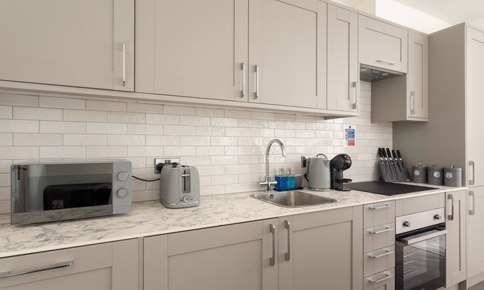 Brighton House | Stylish 2BR Home Sleeps 8 Free Parking 8 Mins to Beach & City Centre