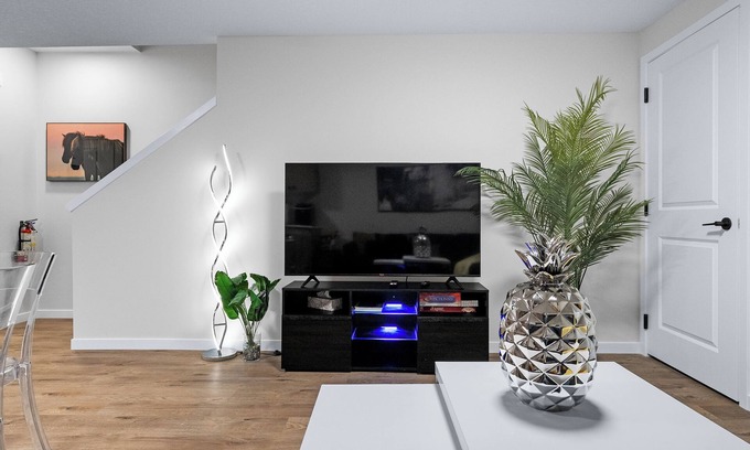 Keith House | Stylish 2BR Private Retreat in NW Calgary with easy access to Banff