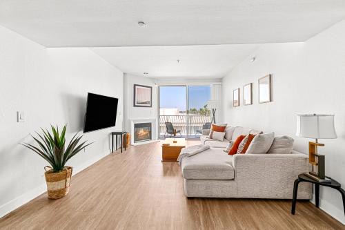 Marina del Rey Apartment | Stylish 2BR with Marina Views & Pool