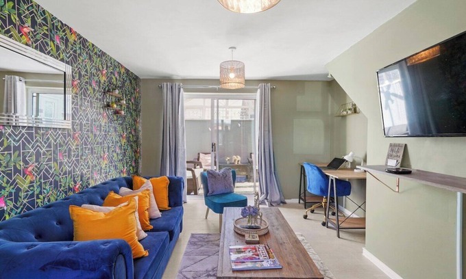 Nuneaton Apartment | Stylish 3 bed Abode in Nuneaton - Sleeps 7