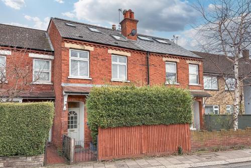 London Borough of Hounslow House | Stylish 3-Bed House in Brentford near Richmond
