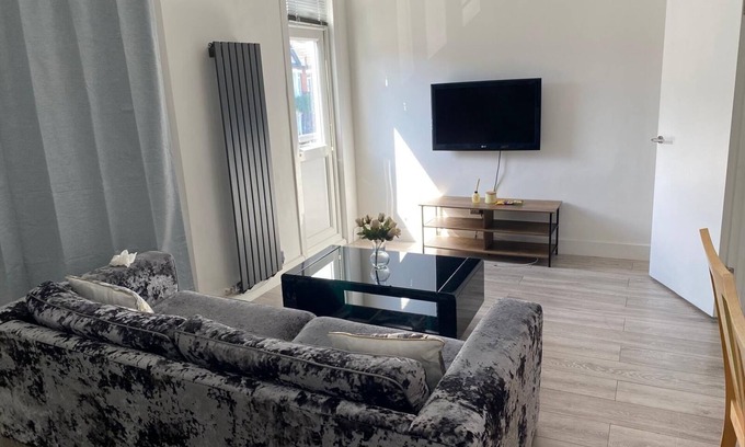 Southend-on-Sea Apartment | Stylish 3 Bed Seaside Apartment CentralnSouthend Location & Steps from the Beach