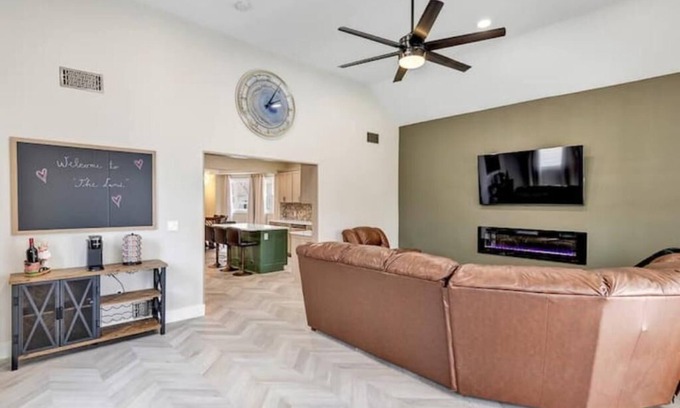 Edgewater House | Stylish 3 Bedroom 3 Full Bathrooms Near Lake Erie