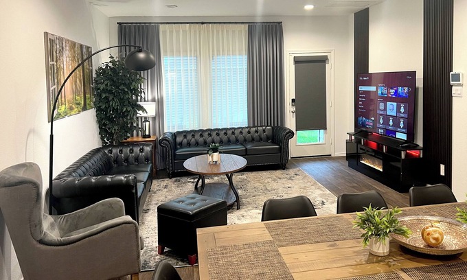 Montgomery County House | Stylish 3 King+1 Queen Fire Pit Pool Pets OK!
