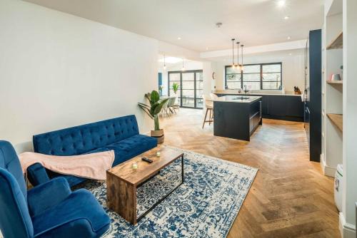 Hammersmith and Fulham House | Stylish 3B Fulham Flat w/Garden near Thames & Tube