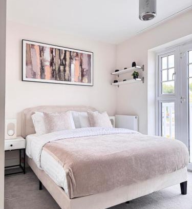 Reading Apartment | Stylish 4BR Apt Serene and Central