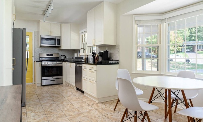 Colesville House | Stylish 5 Bed Silver Spring Haven- Vibrant & Sleek