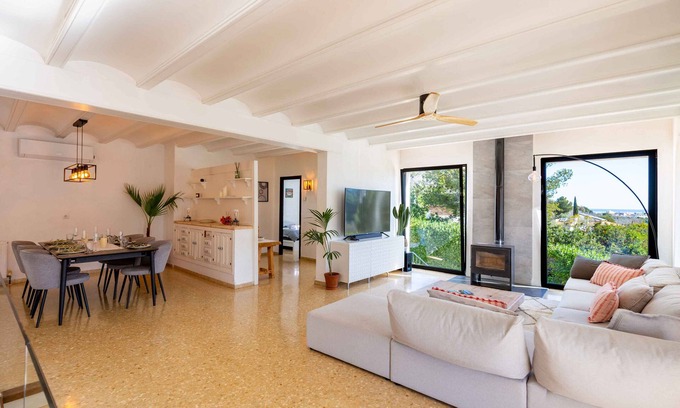 Sol del Este Villa | Stylish 5-BR Villa with WiFi, AC & Pool, Close to Beach, Perfect for Families.
