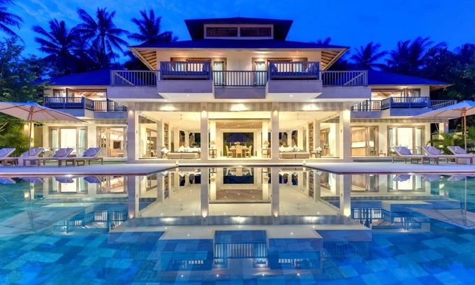 Candi Dasa Villa | Stylish 6BR Villa, 2Min Drive To Balina Beach! - W/Swimming Pool!