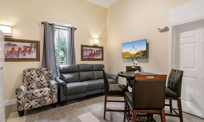 Faubourg Lafayette Condo | Stylish and Spacious Urban Retreat in NOLA